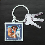 Monogram Namn Photo Trendig Simple Modern Fyrkantig Silverfärgad Nyckelring<br><div class="desc">Monogram Namn Photo Trendig Simple Modern Keychain har ett av dina favoritfoton med personlig namn och ett monogram i elegant, vitt skript på blå bakgrund. Anpassa genom att redigera texten i de angivna textrutorna. Perfekt för födelsedag, jul, Mors dag, Fars dag, syster, kusiner, bästa vänner och mycket annat. PHOTO TIP:...</div>