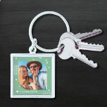 Monogram Namn Photo Trendig Simple Modern Fyrkantig Silverfärgad Nyckelring<br><div class="desc">Monogram Namn Photo Trendig Simple Modern Keychain har ett av dina favoritfoton med personlig namn och ett monogram i elegant-vita skript på gröntens bakgrund. Anpassa genom att redigera texten i textrutorna. Perfekt för födelsedag, jul, Mors dag, Fars dag, syster, kusiner, bästa vänner och mycket annat. PHOTO TIP: centrera fotot innan...</div>