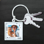 Monogram Namn Photo Trendig Simple Modern Fyrkantig Silverfärgad Nyckelring<br><div class="desc">Monogram Namn Photo Trendig Simple Modern Keychain har ett av dina favoritfoton med personlig namn och monogram i svart elegant. Anpassa genom att redigera texten i de angivna textrutorna. Perfekt för födelsedag, jul, Mors dag, Fars dag, syster, kusiner, bästa vänner och mycket annat. PHOTO TIP: centrera fotot innan du laddar...</div>