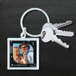 Monogram Namn Photo Trendig Simple Modern Fyrkantig Silverfärgad Nyckelring<br><div class="desc">Monogram Namn Photo Trendig Simple Modern Keychain har ett av dina favoritfoton med personlig namn och ett monogram i elegant-vita skript på svart bakgrund. Anpassa genom att redigera texten i de angivna textrutorna. Perfekt för födelsedag, jul, Mors dag, Fars dag, syster, kusiner, bästa vänner och mycket annat. PHOTO TIP: centrera...</div>