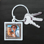 Monogram Namn Photo Trendig Simple Modern Fyrkantig Silverfärgad Nyckelring<br><div class="desc">Monogram Namn Photo Trendig Simple Modern Keychain har ett av dina favoritfoton med personlig namn och ett monogram i elegant-vita skript på bruna bakgrunder. Anpassa genom att redigera texten i textrutorna. Perfekt för födelsedag, jul, Mors dag, Fars dag, syster, kusiner, bästa vänner och mycket annat. PHOTO TIP: centrera fotot innan...</div>