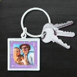 Monogram Namn Photo Trendig Simple Modern Fyrkantig Silverfärgad Nyckelring<br><div class="desc">Monogram Namn Photo Trendig Simple Modern Keychain har ett av dina favoritfoton med personlig namn och ett monogram i elegant-vita skript på lila bakgrund. Anpassa genom att redigera texten i de angivna textrutorna. Perfekt för födelsedag, jul, Mors dag, Fars dag, syster, kusiner, bästa vänner och mycket annat. PHOTO TIP: centrera...</div>