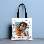 Monogram Namn Photo Trendig Simple Modern Tygkasse<br><div class="desc">Monogram Namn Photo Trendig Simple Modern Tote bags har ett av dina favoritfoton med personlig namn och monogram i elegantens svarta skript. Anpassa genom att redigera texten i textrutorna. Perfekt för födelsedag, jul, Mors dag, Fars dag, syster, kusiner, bästa vänner och mycket annat. PHOTO TIP: centrera fotot innan du laddar...</div>