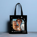 Monogram Namn Photo Trendig Simple Modern Tygkasse<br><div class="desc">Monogram Namn Photo Trendig Simple Modern Tote bags har ett av dina favoritfoton med personlig namn och monogram i ett vitt skript med elegant. Anpassa genom att redigera texten i de angivna textrutorna. Perfekt för födelsedag, jul, Mors dag, Fars dag, syster, kusiner, bästa vänner och mycket annat. PHOTO TIP: centrera...</div>