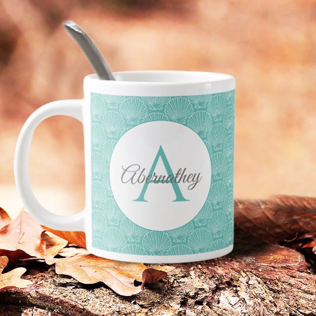 Monogram Namn White Sea Snäcka Beach House Mönster Kaffemugg (A set of 2 or more of these personalized mugs can make a sweet housewarming or wedding gift idea. )