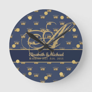 Monogram Navy Blue Guld Krona Kung Queen NEWLYWEDS Rund Klocka