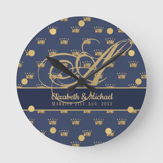 Monogram Navy Blue Guld Krona Kung Queen NEWLYWEDS Rund Klocka (Framsida)