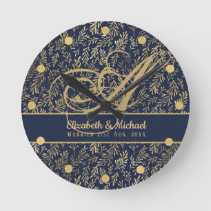 Monogram Navy Blue Guld Löv Newlyweds Bröllop Rund Klocka