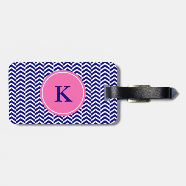 Monogram Navy Blue med Shock rosa Chevron Mönster Bagagebricka (Baksida Vågrät)