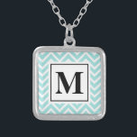 Monogram Necklace Silverpläterat Halsband<br><div class="desc">Blå och vit Chevron vågar mönster Monogram med ditt första</div>
