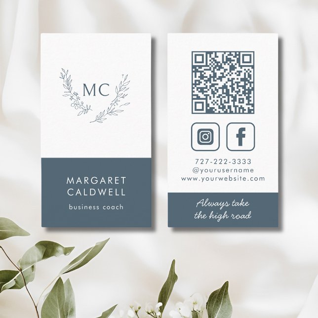 Monogram Neutralt av andedräkt Slate Lodrät Visitkort (Slate Gray Monogram Wreath Social Media Vertical Business Card)