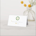 Monogram och andedräkt | Winter Greenery Bröllop Placeringskort<br><div class="desc">Monogramutandning med vinter-grön och bär idealisk för vinter-bröllopet. Tryck bord i stil på motsvarande stationär dator. Det här är ett redo för mall där du kan lägga till bröllop-information till.</div>