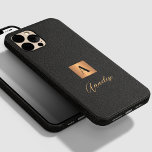 Monogram och namn personlig svart guld<br><div class="desc">Snyggt elegant monogram och namn namnteckning manuset personlig iphone case med en faux metallisk guld kopparruta med namn initialer över en svart läderliknande bakgrund (TRINTED STRUKTUR).</div>