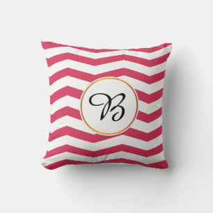 monogram och schevron mönstrad kudde