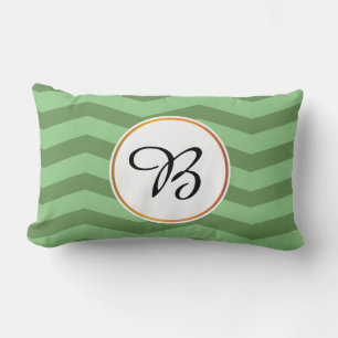 monogram och schevron mönstrad lumbarkudde