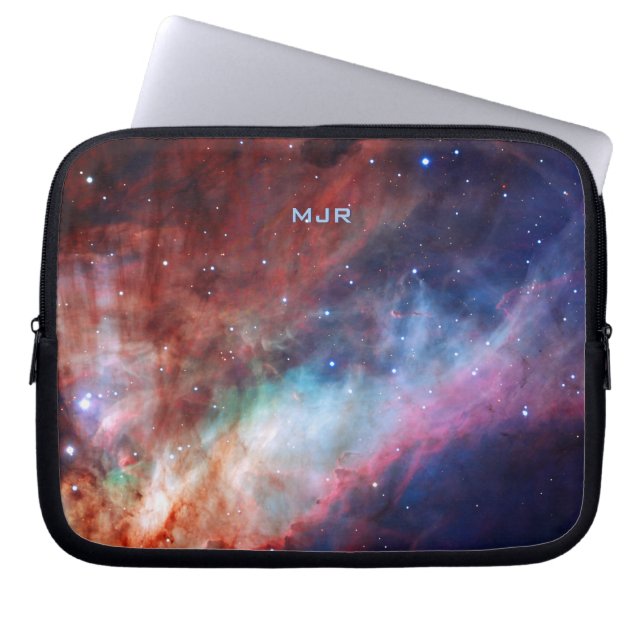 Monogram Omega Nebula - Vårt Fantastisk-univervers Laptop Sleeve (Framsidan)