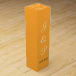 Monogram Orange Bröllop Vin Box Presentask För Vinflaska<br><div class="desc">Ny sommartid,  orangens bakgrund färg. Anpassa Bride och Groom's Monogrammed Initialer och Bröllop Datum i vit och svart text. Tack är att du skriver på överkanten i ett vitt skript med elegant. Utformad av TamiraZDesign.</div>