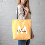 monogram orange peach modern trendig tygkasse<br><div class="desc">Den här snyggten har en sofistikerad visning av ditt namn och ett monogram på en vacker persikobakgrund (bakgrunden kan ändras från färg). Det är enkelt att anpassa den: ange bara önskad namn och börja med onlinen innan du placerar beställningen. Utformningen speglas på båda sidor, så att personligens text visas exakt...</div>