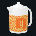 Monogram Orange tretonig Diamond Mönster<br><div class="desc">Gör teet i den här Monogram-Orangen med tre ton Diamond Mönster Tekanna. Den har en geometrisk diamant mönster i tre skuggor av orange med en inledande ljussken orange mot en mörks orange fyrkant. Anpassa den med ditt första. Ge din tid en extra-popo av färg.</div>
