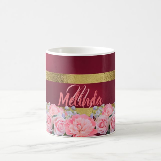 Monogram på burgundi med rosa blommor blåskönhet kaffemugg (Center)