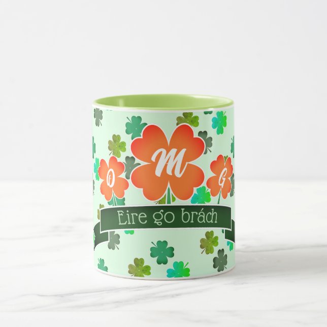 Monogram på Klöver Shamrock Mönster på GRÖNT Mugg (Center)