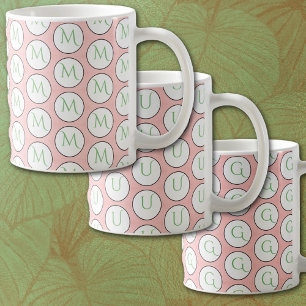 Monogram på mjuk dammig rosa kaffemugg