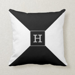 Monogram på svartvitt kudde