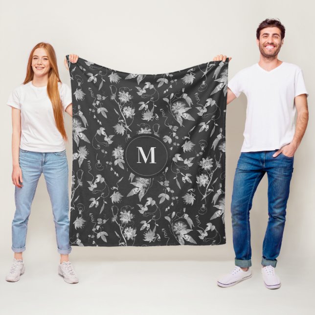 Monogram Passionsblommor Mörk Grått Fleecefilt (På plats)