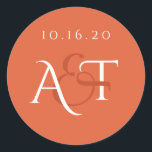 Monogram Persimmon Orange Bröllop Initialer Runt Klistermärke<br><div class="desc">Anpassa med initialer och bröllop färg. Bakgrunden till färg är också anpassadet.</div>