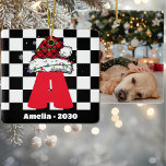 Monogram-Personlig med Namn-julafton<br><div class="desc">Fira säsongen med en personlig beröring med Monogram-Personligen Med Namn Family Red and Black jul Ceramic Ornament. Den här charmerande prydnadsformen har en sofistikerad monogramdesign i ett klassiskt rött och svart färg-schema som har förbättrats av ett återkontrollerat mönster. Resultatet är ett festligt biet som blandar traditionell elegans med modernt smak...</div>
