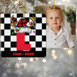 Monogram-Personlig med Namn-julafton Julgransprydnad Keramik<br><div class="desc">Lägg till lite elegans i personligen till din helgdag-dekoration med Monogram-Personligen med Namn Family Red and Black jul Ceramic Ornament. Detta vackert designade prydnadsämne har ett klassiskt monogramalfabet och skapar det som ett tidlöst tillägg till dina festliga dekorationer. Det röda och svarta färg-riken, parad med en vintage kontrollerad mönster, ger...</div>