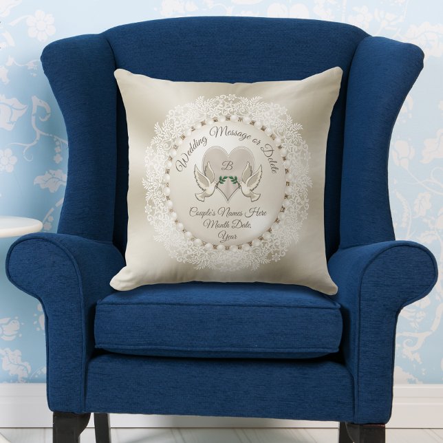 Monogram Personlig, Pearl Möhippa-gåvor Kudde (Wedding present from groom to bride. Personalized wedding gift ideas for bride and groom. Pillow.)