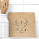 Monogram personlig rustik köksfamilj namn kakelplatta<br><div class="desc">Anpassningsbar laurel monogrammed familje-namn och etablerat årstidsskikt för chic av jordbruken i land,  stil ochre beige burlap-mallpanel.        En modern keepsakpresente eller köksdekoration för bröllop,  årsdagar,  husuppvärmning,  Thanksgiving,  jul eller andra tillfälle.</div>