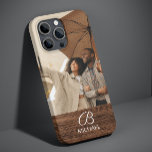 Monogram Photo Wood Grain Timber Personlig Namn<br><div class="desc">Monogram Photo Wood Grain Timber Personlig Namn iphone case har ditt favoritfoto med personlig namn och monogram på trädeshalt. Anpassa genom att redigera texten i textrutorna. Designad av ©Evco Studio www.zazzle.com/store/evcostudio</div>
