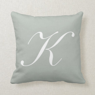 Monogram Pillow för Grått från Brev K Silver Kudde