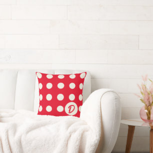 Monogram Polka dots i soft White på ljusröd Kudde