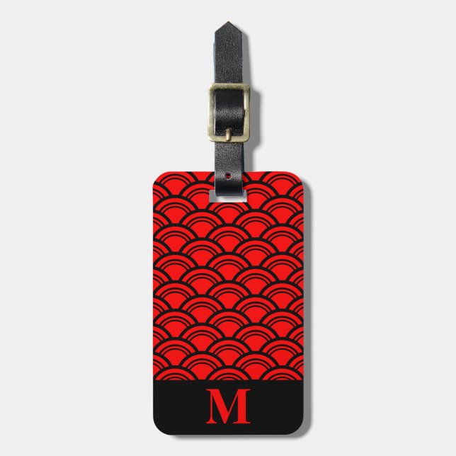 Monogram Red Art Deco Scallop Fish Scales Bagagebricka (Vertikal Framsida)