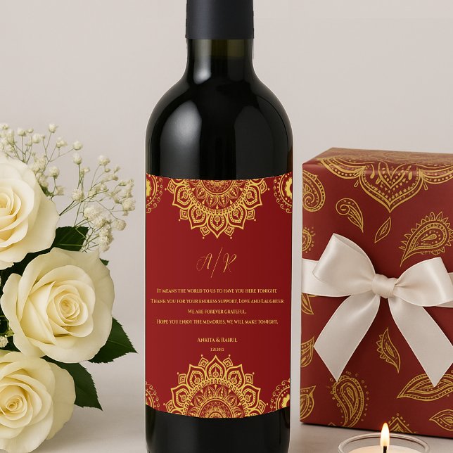 Monogram Red Mandala Indian Wedding Favor Vinflaska Etikett (Monogram Red Mandala Indian Wedding Favor Wine Label)