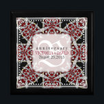 Monogram Red Star Diamonds Bröllop-årsdag Minnesask<br><div class="desc">Den medeltida och Mittet östran i Indien inspirerade till att sätta färg i djup rött och svart med vita trimer och massor av dekorativa diamanter inom detta exotiska mönster. Stark och snyggt personligt bröllp, årsdag eller förlovning närvarande. Anpassa med namn, årsdag och monogram eller siffror - som är gjorda i...</div>