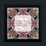 Monogram Red Star Diamonds Bröllop-årsdag Minnesask<br><div class="desc">Den medeltida och Mittet östran i Indien inspirerade till att sätta färg i djup rött och svart med vita trimer och massor av dekorativa diamanter inom detta exotiska mönster. Stark och snyggt personligt bröllp, årsdag eller förlovning närvarande. Anpassa med namn, årsdag och monogram eller siffror - som är gjorda i...</div>