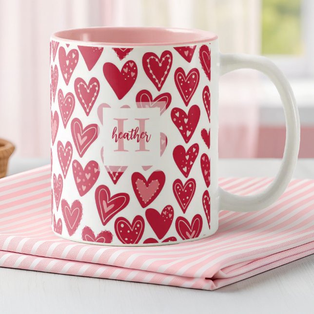 Monogram Red Valentine Heart Mönster Två-Tonad Mugg (A stylish monogram mug with a cute red heart pattern. Makes a perfect Valentine's Day gift)