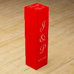 Monogram Red White Bröllop Vin Presentask För Vinflaska<br><div class="desc">Romantiska, ljusröda vita, monogrammade bröllop vin-favoritboxar till dina gäster. Anpassa med Bride and Grooms First Namn Initialer och Bröllop Date i vit text. Tacken skrivs i vitt skript ovanpå lådan. Använda för vin eller champagne flaskor som har stuckits i eller för årsdagar eller andra särskilda tillfällen. Besök min affär för...</div>