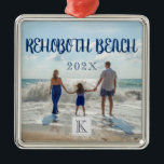 Monogram Rehoeach Beach Family Travel Souvenir Julgransprydnad Metall<br><div class="desc">Monogrammad anpassningsbar RehoBåde Beach, Delaware souvenir-premie-ornament i metall Julgran med anpassningsbara årstider och en solig kustnära scen i en lycklig-familj som njuter av den vackra mittatlantiska sol, surfa och sand. Eftersom skripttexten på den här prydnadsfärgen är helt anpassningsbar kan du ändra namn till vilken strand du vill, t.ex. "Miami Beach"....</div>