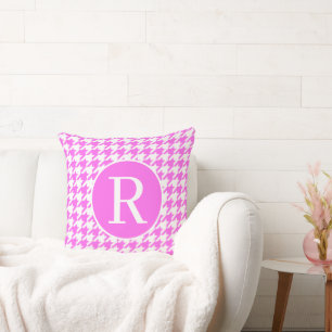 Monogram RF Classic Serif Rosa Houndstooth Kudde