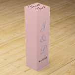 Monogram Ro Blue Pastel Monogram Presentask För Vinflaska<br><div class="desc">Söt mjuka ro- och blå pastellkritor som ska anpassas efter Bride och Grooms monogrammed Initialer och Datum för Bröllop. I övre delen av rutan står Tacken skriven i svart skrift. Originaldesign från TamiraZDesign.</div>