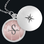 Monogram Ro Guld Drip Glitter  Rosa Trendig Berlockhalsband<br><div class="desc">Ett ro guld som droppar glitter monogram namn-halsband i låset. Underbar för brudgåvor eller födelsedagspresent till henne. Se våra andra produkter i Glitter-uppsamlingen med Guld-drivmedel i Ro.</div>