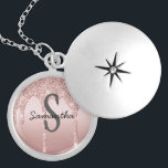 Monogram Ro Guld Drip Glitter  Rosa Trendig Berlockhalsband<br><div class="desc">Ett ro guld som droppar glitter monogram namn-halsband i låset. Underbar för brudgåvor eller födelsedagspresent till henne. Se våra andra produkter i Glitter-uppsamlingen med Guld-drivmedel i Ro.</div>