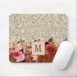 Monogram Ro Guld Flowers Light Guld Glitter Musmatta<br><div class="desc">Den här bordsmaten visar en glamorös feminin design. Fokpunkten är ett monogram med vackert utformade blommor av terakotta,  persika och guld. Utformningen erbjuder en champagne-färgad-faux-bakgrund i glitter,  vilket tillför lite sofistikering.</div>