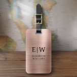 Monogram Ro Guld Rosa Brushed Metallic Elegant Bagagebricka<br><div class="desc">Vi presenterar vårt Monogram Brushed Metallic Elegant Luggage Tag: Öka din resupplevelse med detta sofistikerade tillbehör. Den här bagagetaggen är gjord av borstat metallmaterial, och den är ett uttryck för elegans och stil. Monogramdesignen ger en personlig beröring och skapar det enkelt att identifiera ditt bagage samtidigt som du tillför en...</div>