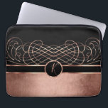 Monogram Ro Guld Swirls and Black Laptop Fodral<br><div class="desc">Laptop sleeve. Med ett redo med svart bakgrund som ger dig att anpassa dig efter ett ornamentskt läge i Monogram Ro Guld. ⭐ Produkten är 100 % Anpassade. Grafik och/eller text kan läggas till, tas bort, flyttat, storleksändras, bytas runt, roteras osv.. (klicka bara på området "EDIT DESIGN") ⭐ 99 %...</div>